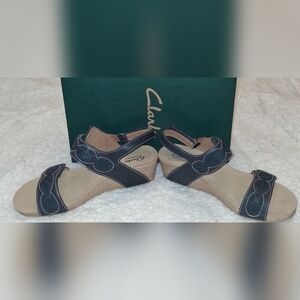 Clarks Bendables Women’s 8.5M Navy Leather Slingback Wedge Sandals NEW IN BOX